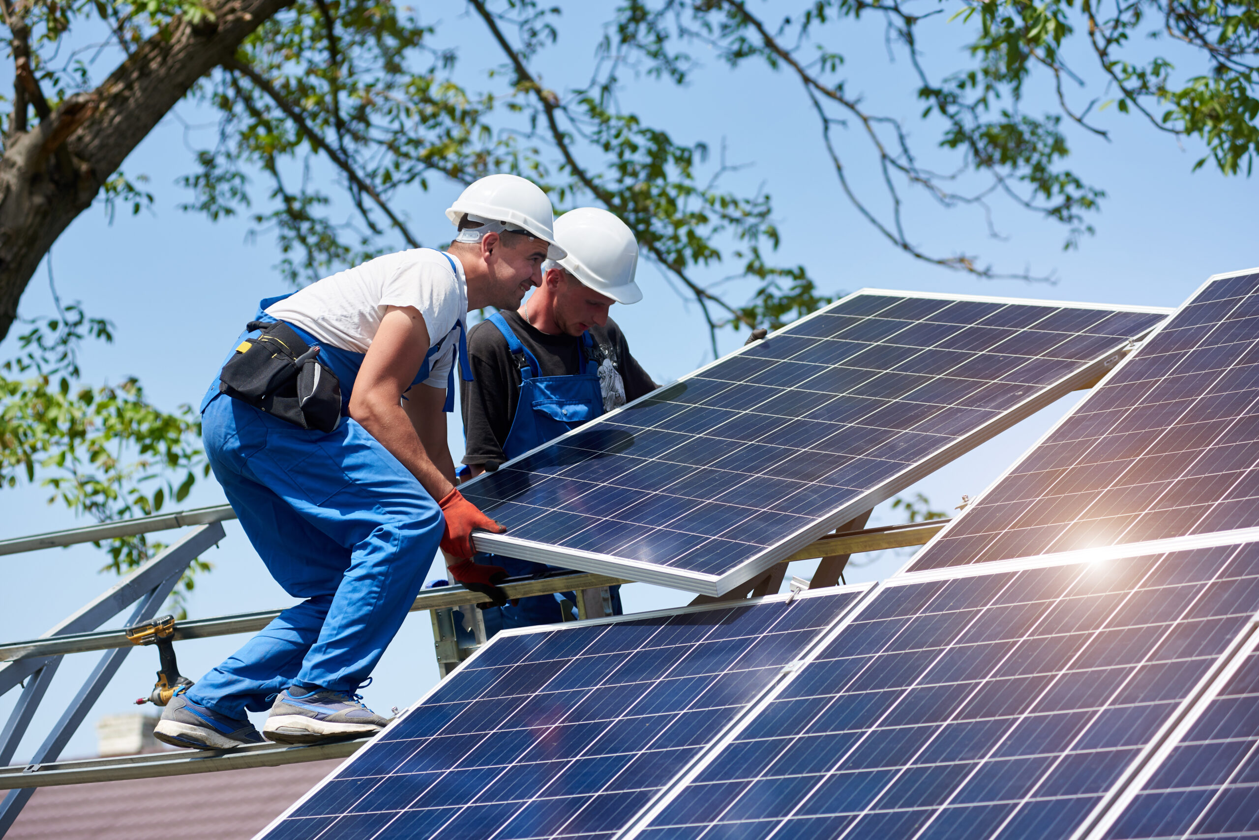 Installatie van zonnepanelen voor particulieren en bedrijven